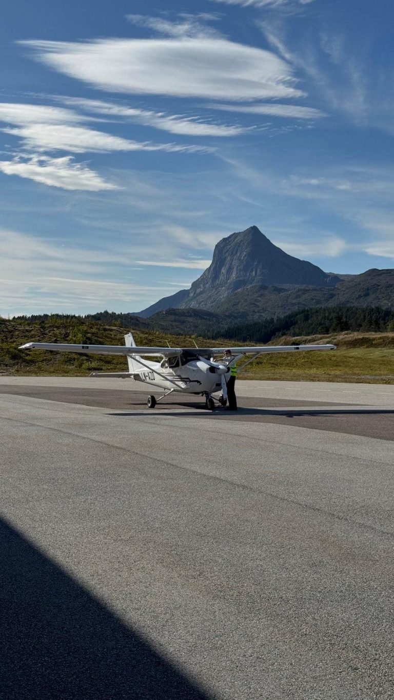 Cessna172 in front of mountains