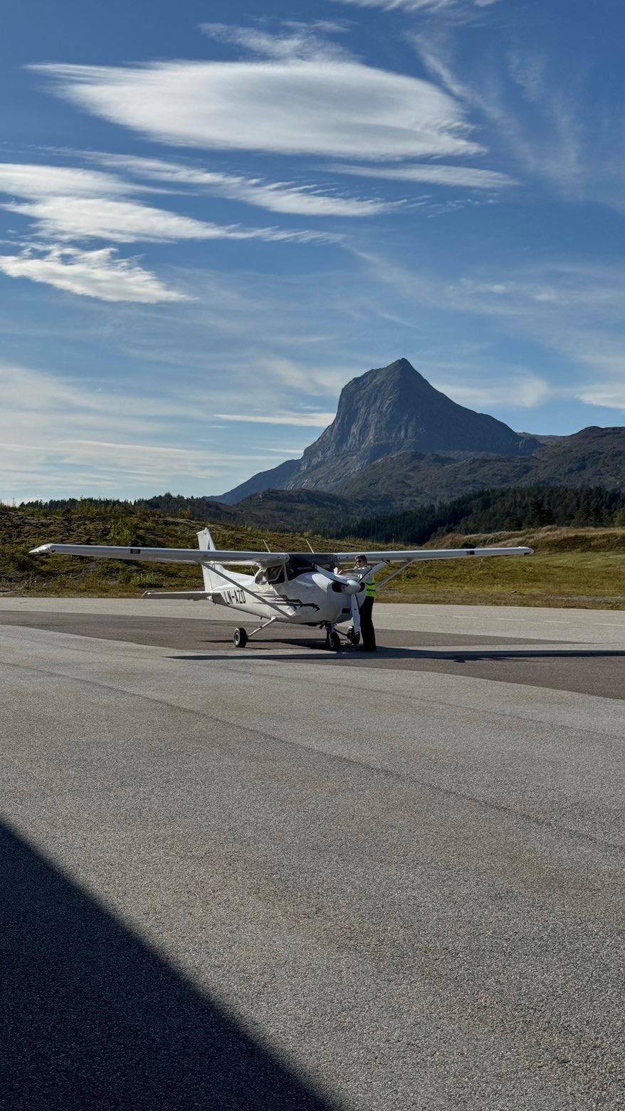 Cessna172 in front of mountains