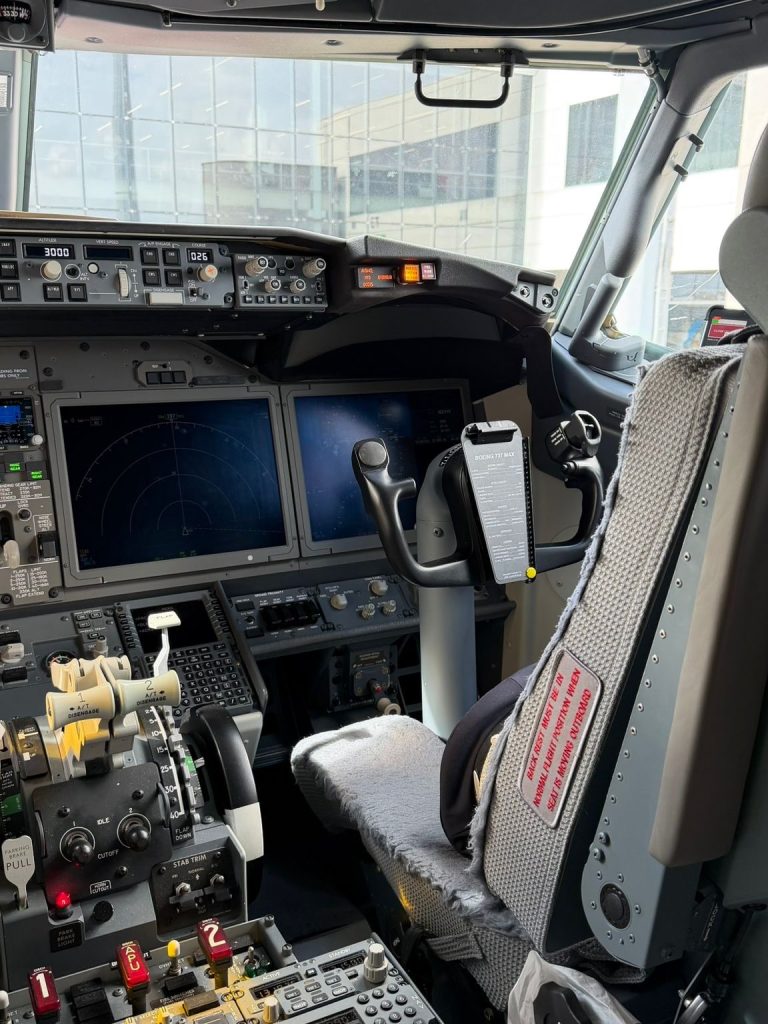 Norwegian b737 cockpit