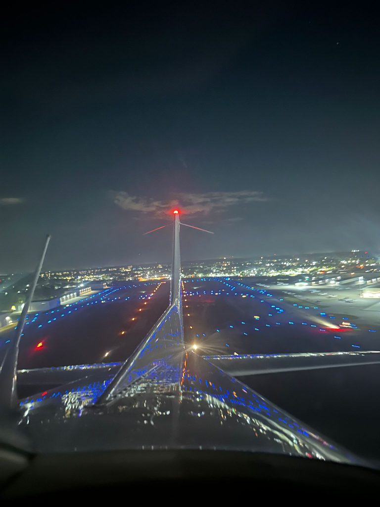 Cessna som letter fra flyplass