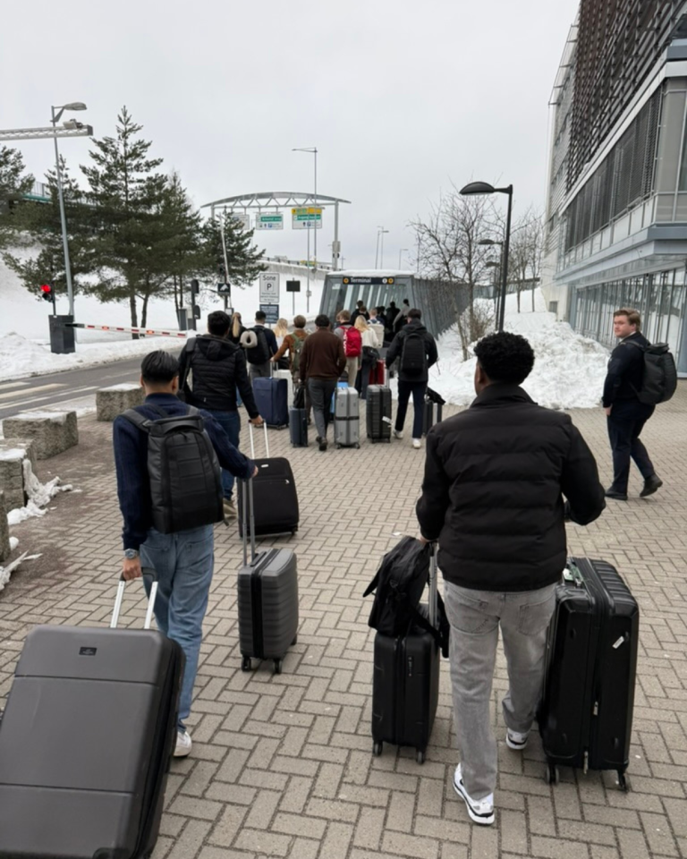 Students walking with suitcases to Gardemoen