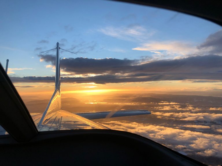 Cessna hale i solnedgang
