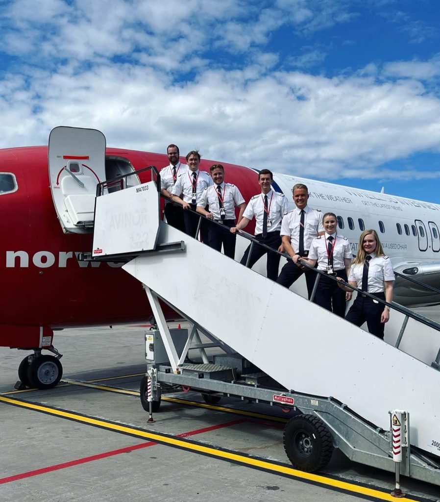OSM studenter på trappen til Norwegian