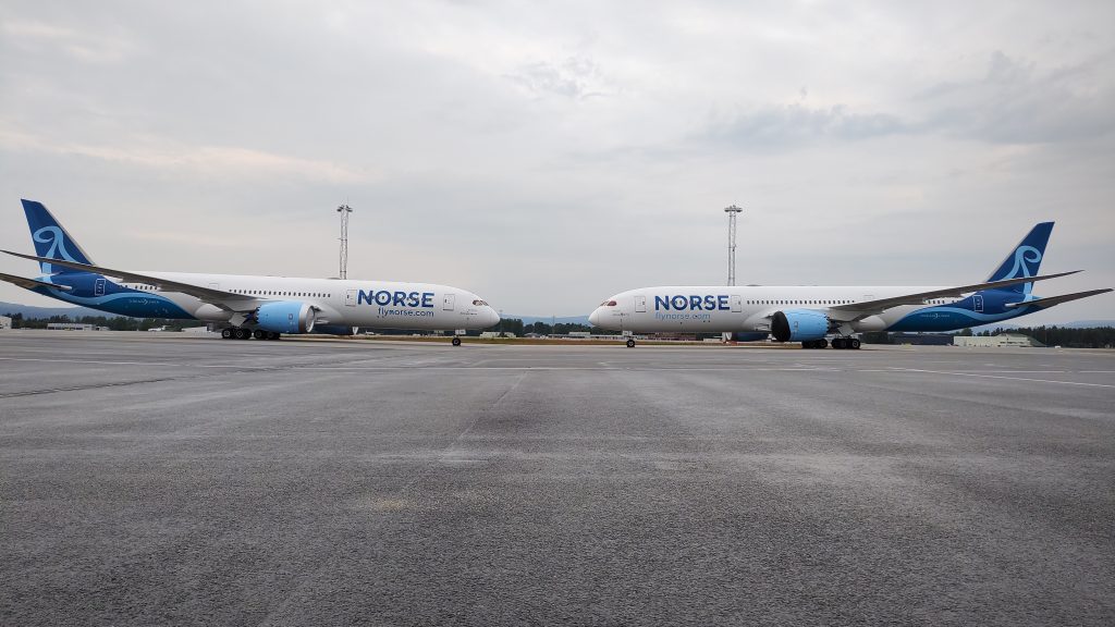 To Norse fly som peker mot hverandre