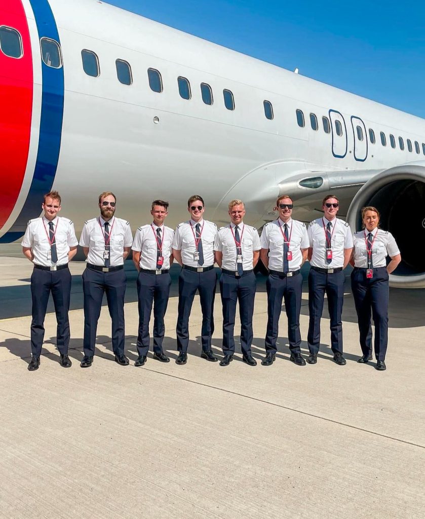 OSM studenter foran Norwegian fly