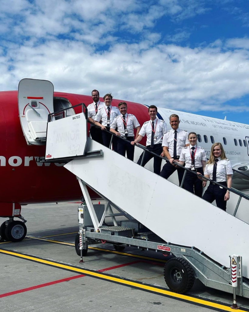 OSM studenter på trappen til Norwegian