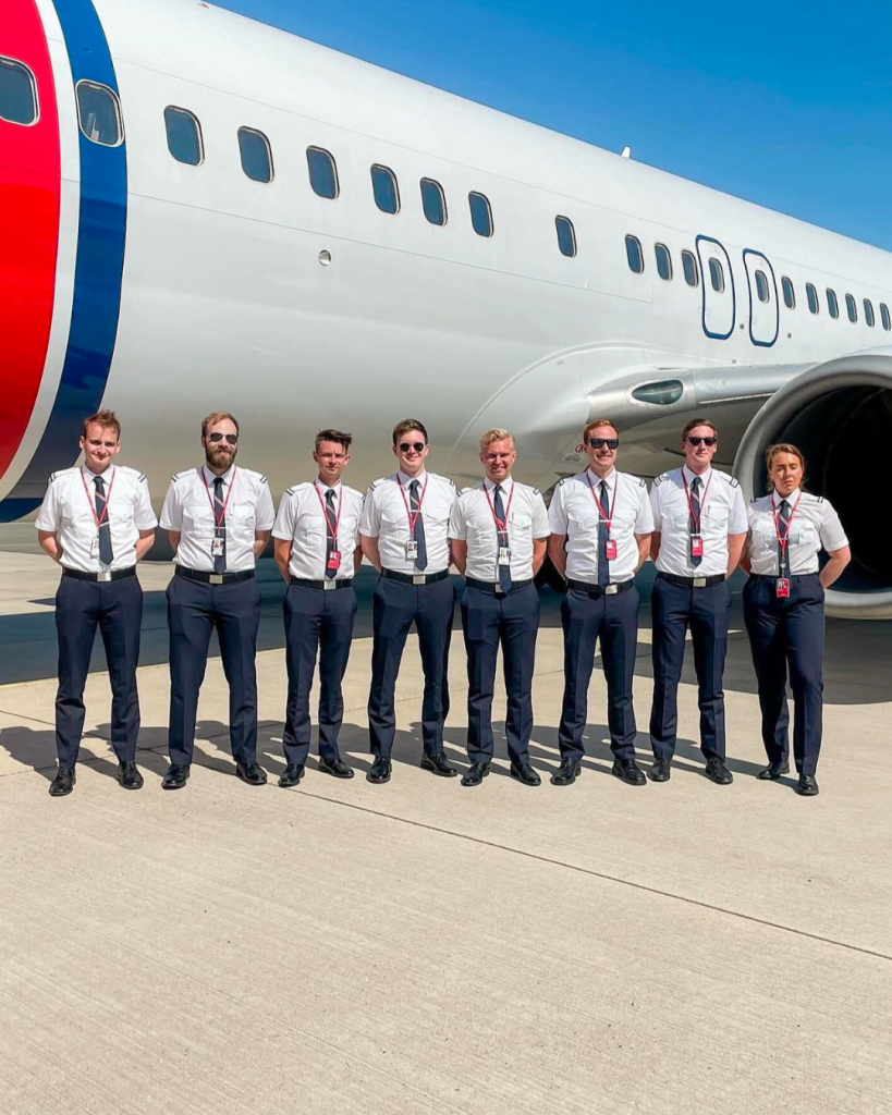 OSM studenter foran Norwegian fly