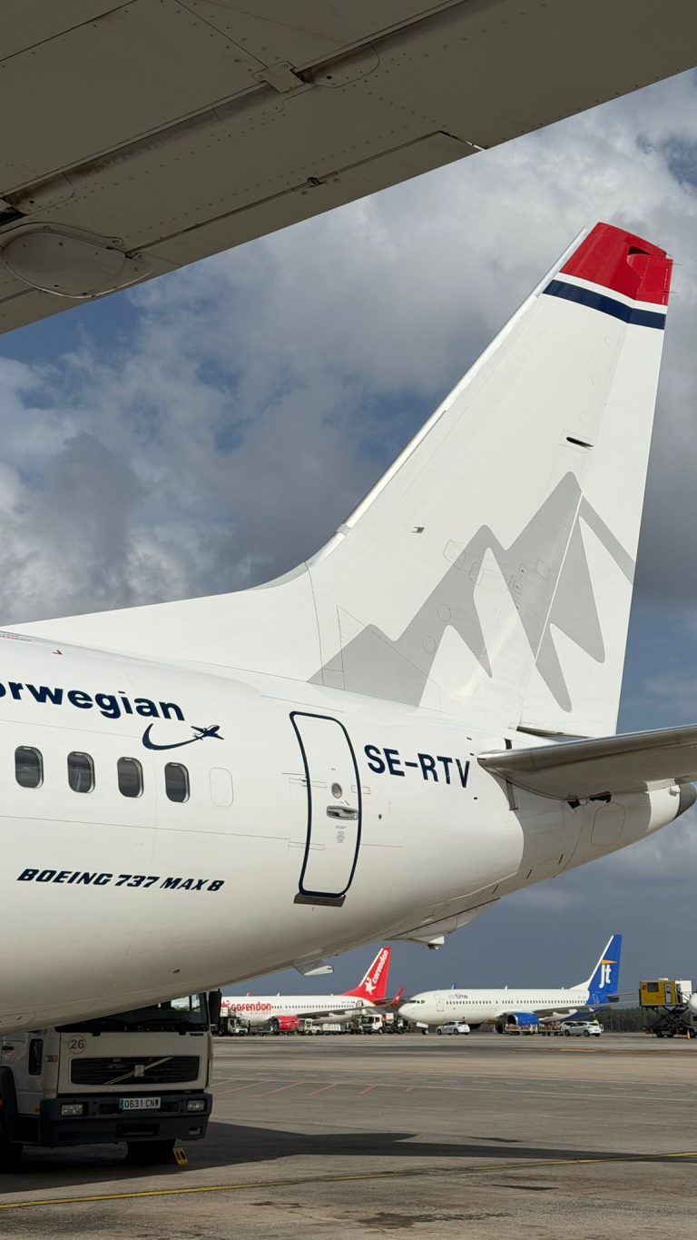 Boeing 737 tail