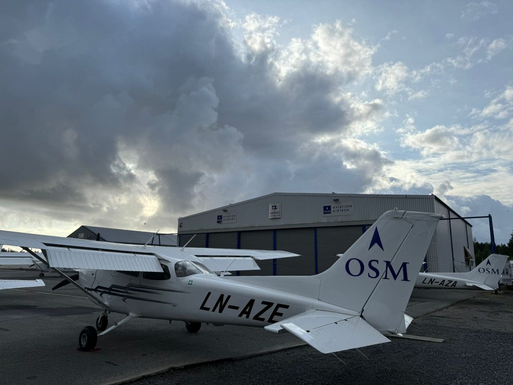 Cessna foran hangar