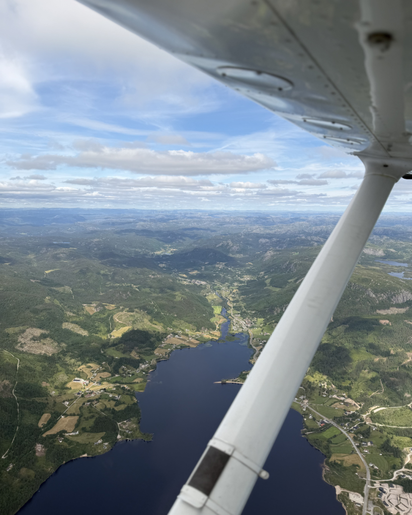 Cessna 172 flying