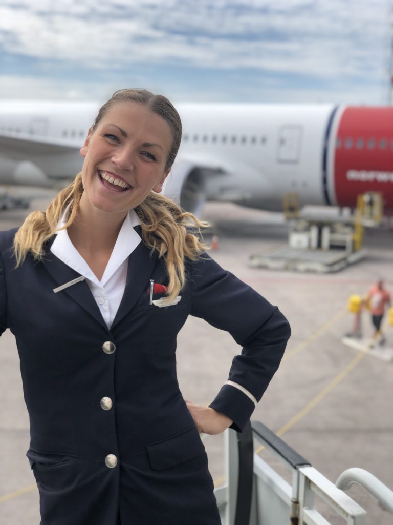 Kvinne foran kommersielt fly