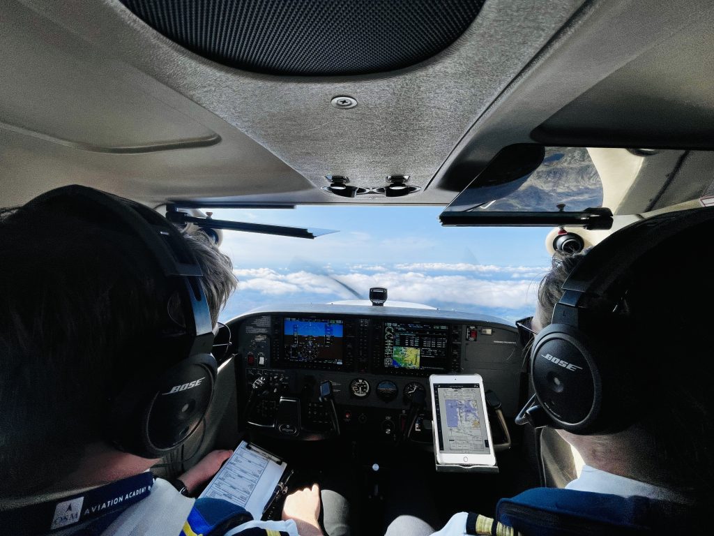 student pilot og instruktør som flyr