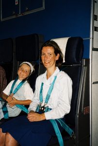 mor og datter på fly