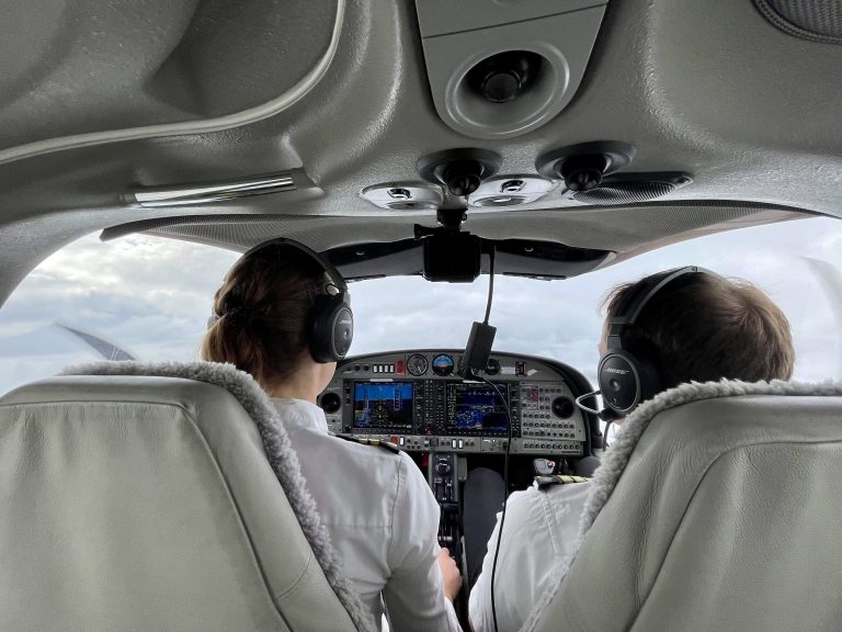 student pilot og instruktør som flyr