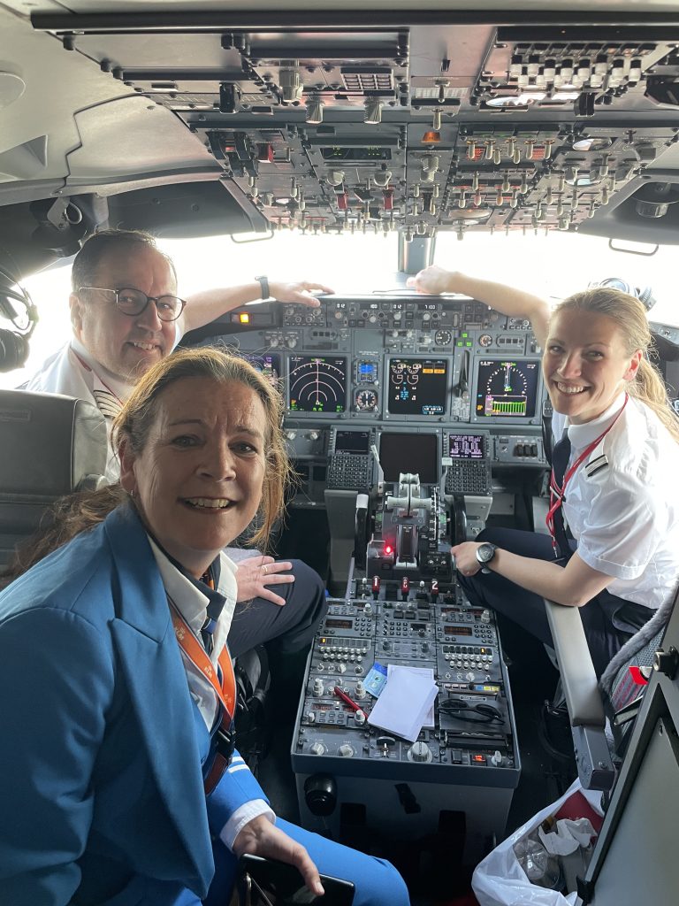tre personer i cockpit
